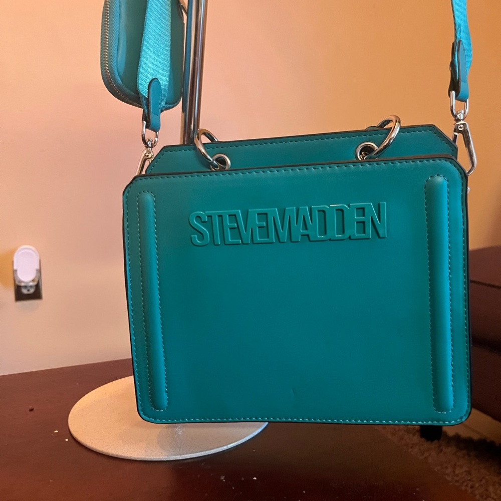 Steve Madden Blue Crossbody Bag with Structured Design - Picture 2 of 5